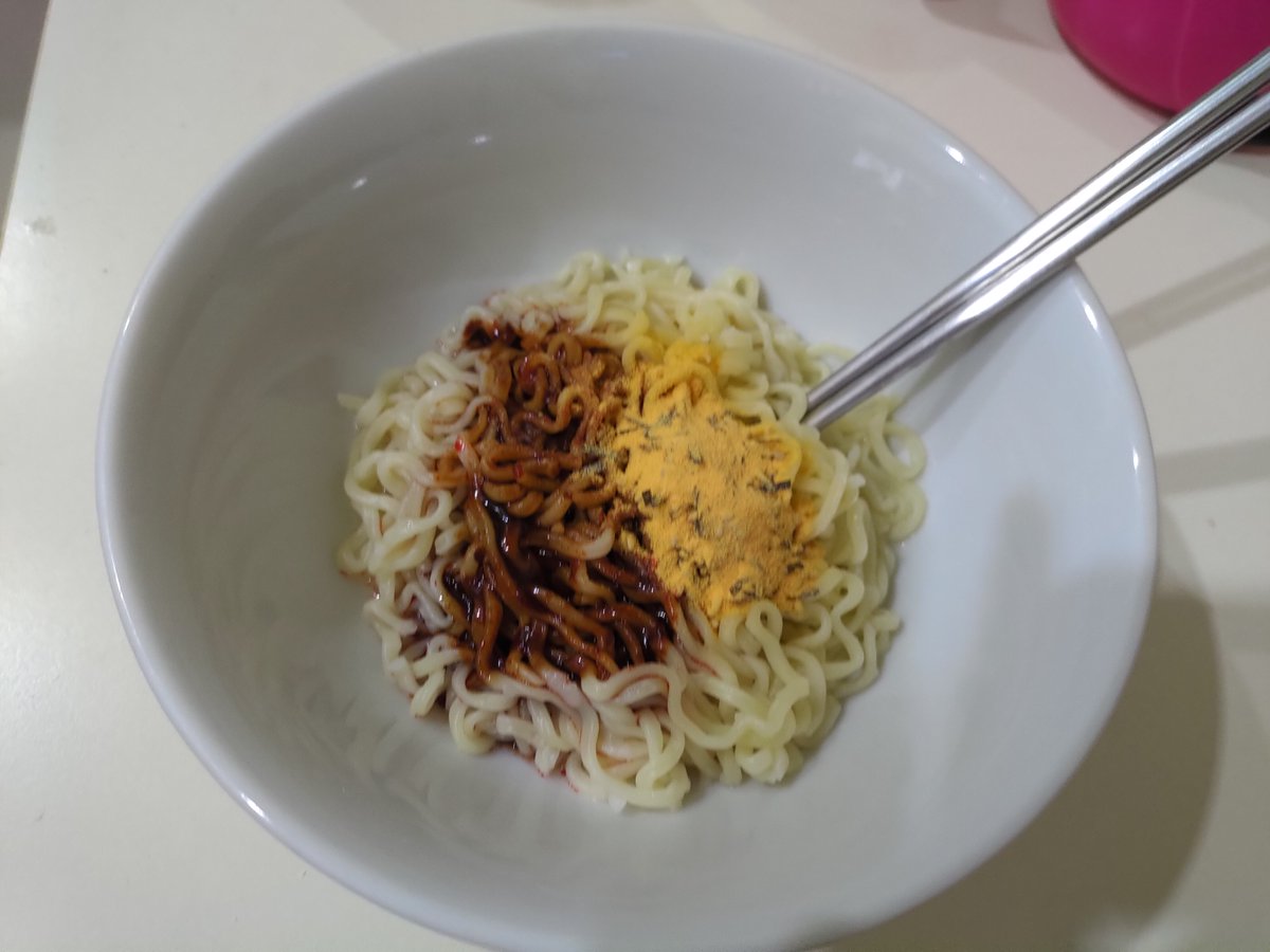 Yamato_Lu's tweet photo. チーズブルダックも美味しいです
普段の食事にはちょうどいいと思います
#激辛すこん部 https://t.co/NcrIVTiv6Z