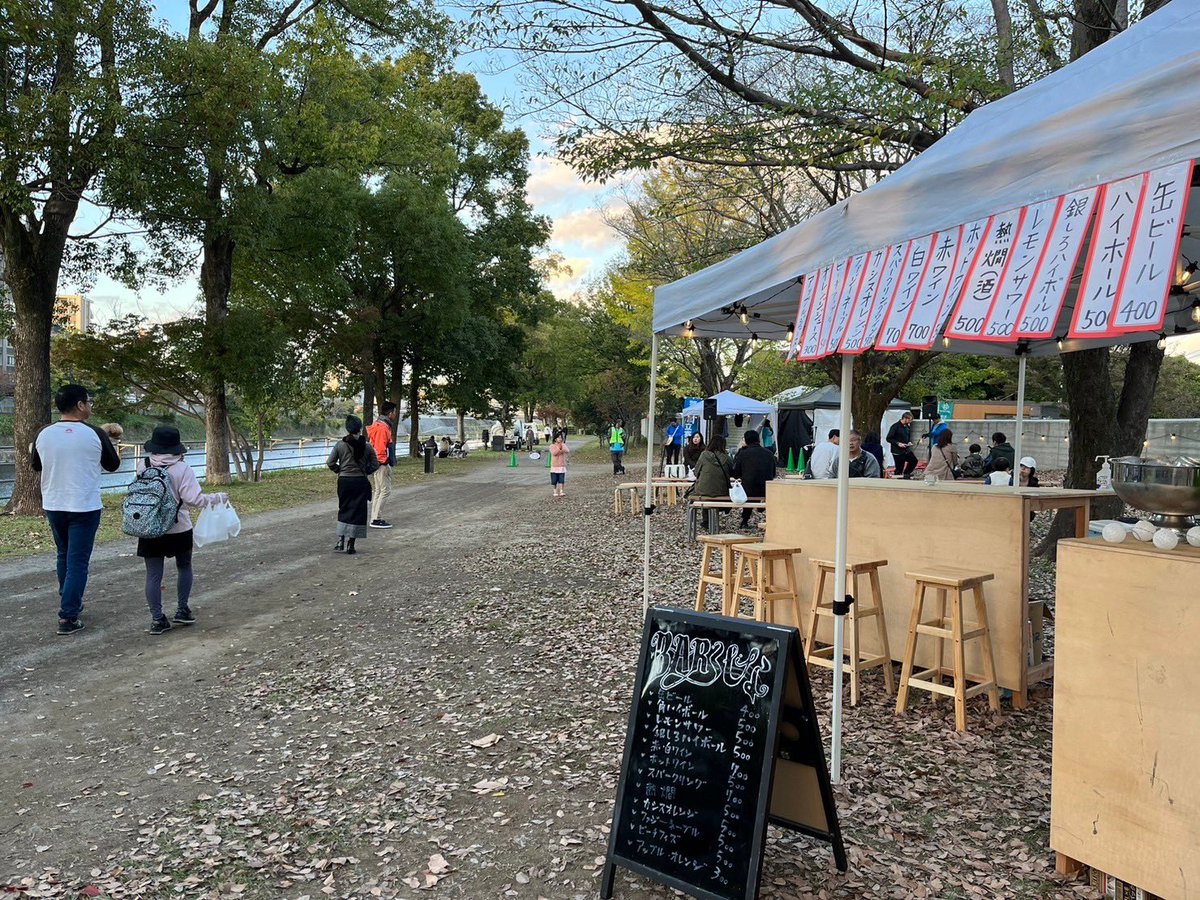 D__SEVEN's tweet photo. 【活動報告2024.11.23】

【11月🏮白川夜市】
　・夜市の運営🗑️

【参加した学生からの感想】

「少し寒かったですが、みなさんしっかり仕事を探して行動していて夜市の円滑な運営に貢献しようという姿勢に感動しました✨」

#熊大サークル
#ボランティア
#サークル
#白川夜市
#shirakawabanks https://t.co/8cHBzWLYSA