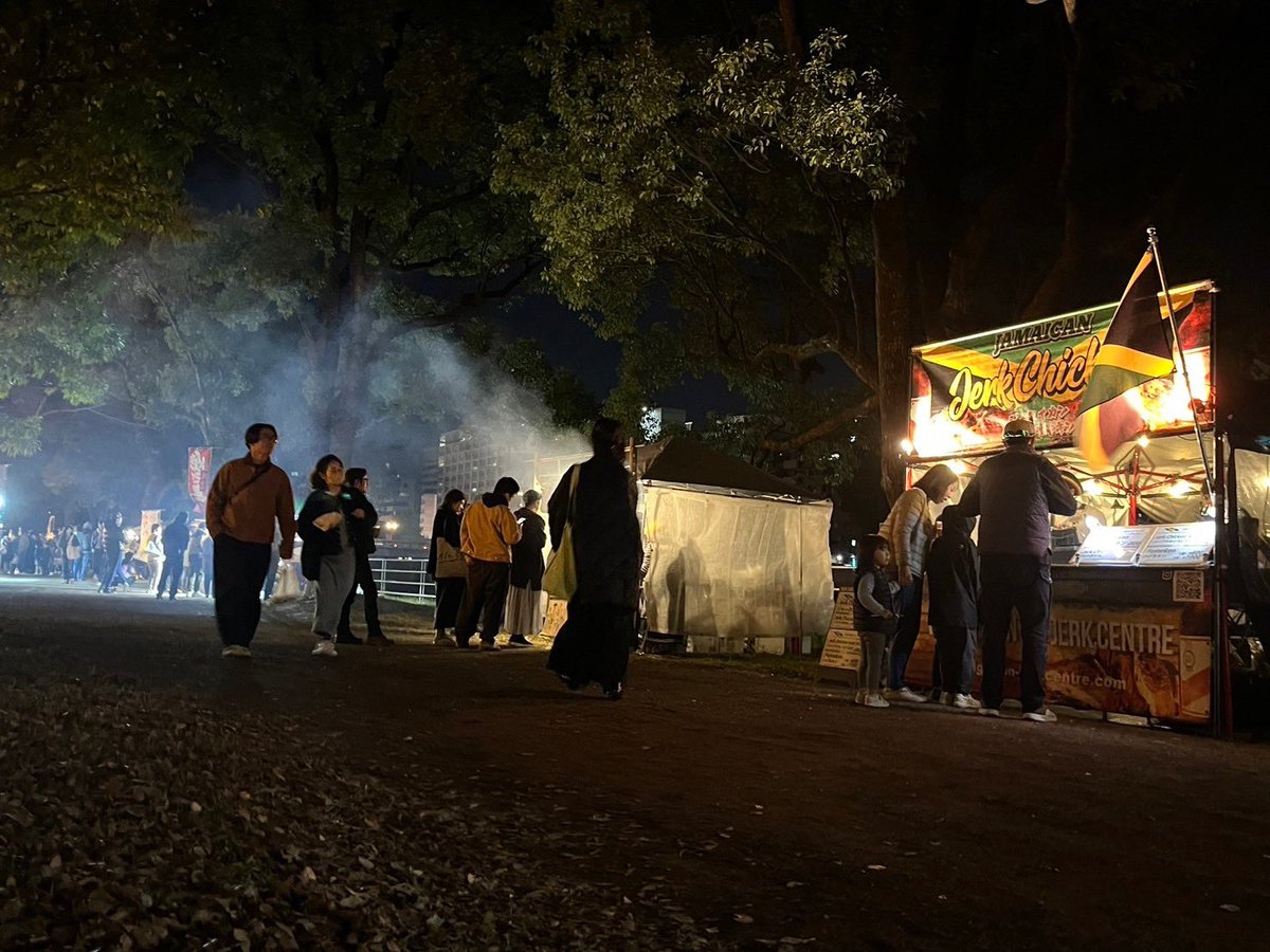 D__SEVEN's tweet photo. 【活動報告2024.11.23】

【11月🏮白川夜市】
　・夜市の運営🗑️

【参加した学生からの感想】

「少し寒かったですが、みなさんしっかり仕事を探して行動していて夜市の円滑な運営に貢献しようという姿勢に感動しました✨」

#熊大サークル
#ボランティア
#サークル
#白川夜市
#shirakawabanks https://t.co/8cHBzWLYSA