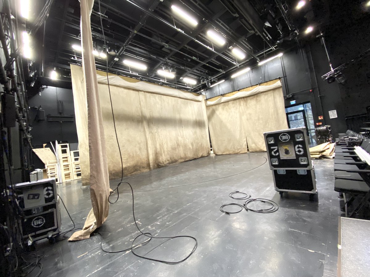 blnensemble's tweet photo. heute und morgen könnt ihr wieder Brechts "Mann ist Mann" mit Studierenden der HfS Ernst Busch im Neuen Haus erleben. gerade wird das Bühnenbild aufgebaut, bevor eingeleuchtet werden kann. #BEmann #BEbackstage https://t.co/F47Rd9HlTq
