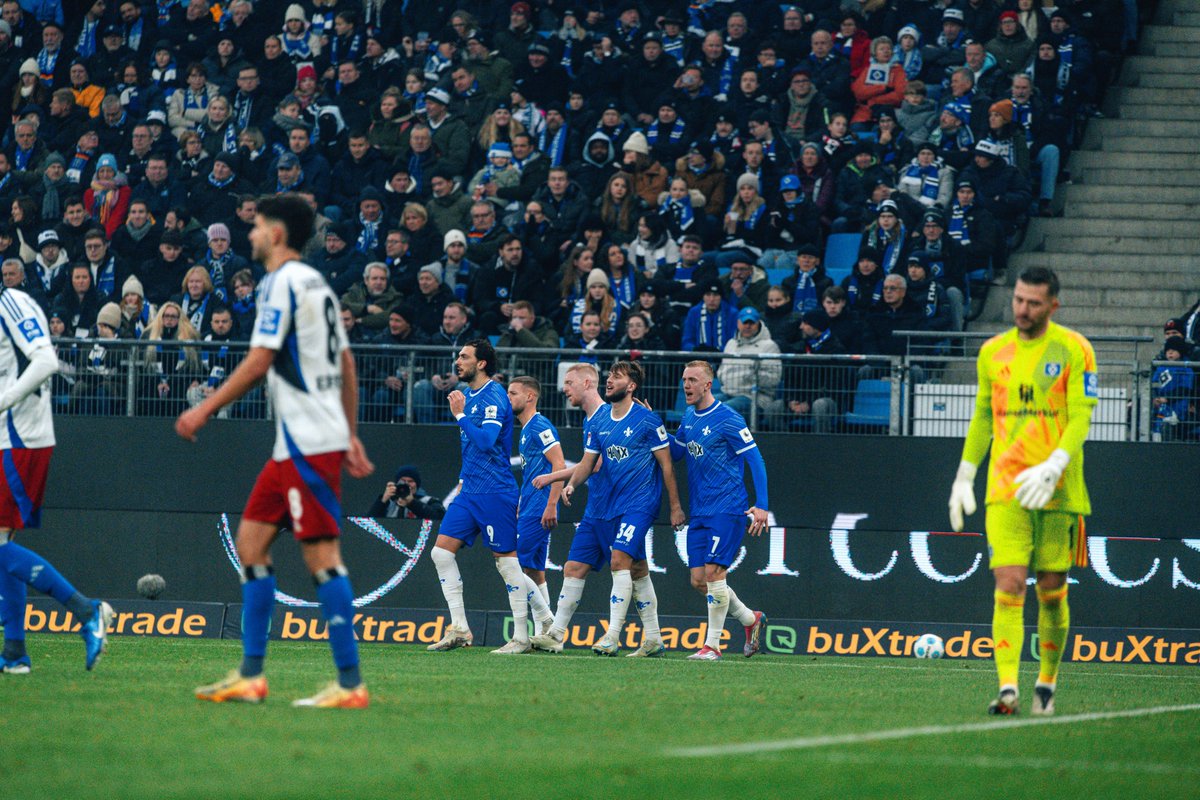 sv98's tweet photo. In unserer Analyse zum 2:2 bei #HSVSVD blicken wir auf die Szenen des Spiels und den daraus folgenden Kontroversen vor dem zwischenzeitlichen 1:2. Zudem analysieren wir positive Aspekte des #Lilien-Spiels sowie vermeidbare Gegentore 👀 #sv98 

📲 https://t.co/Bhr83WXTP8 https://t.co/D4Rcc2hNdG