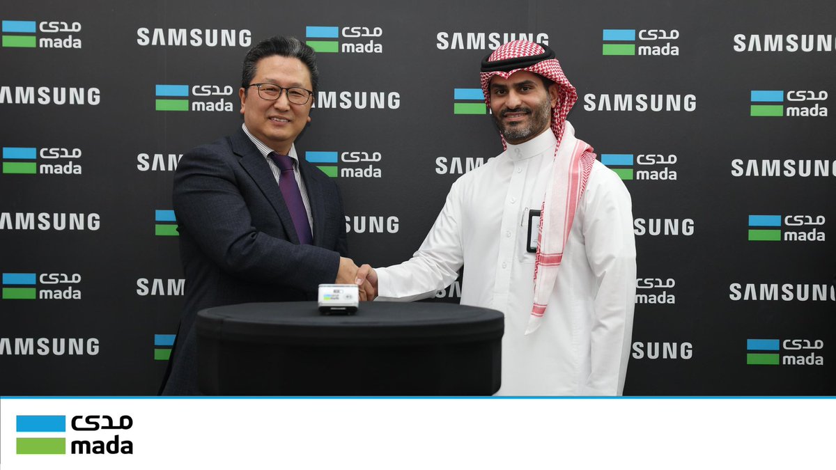 وكيل محافظ #البنك_المركزي_السعودي "ساما" للمدفوعات الأستاذ عبد العزيز بن سليمان أبانمي ينفّذ أول عملية دفع من خلال خدمة سامسونج باي بعد إطلاق الخدمة رسميا ً في #المملكة.
#مدفوعاتك_لأبعد_مدى