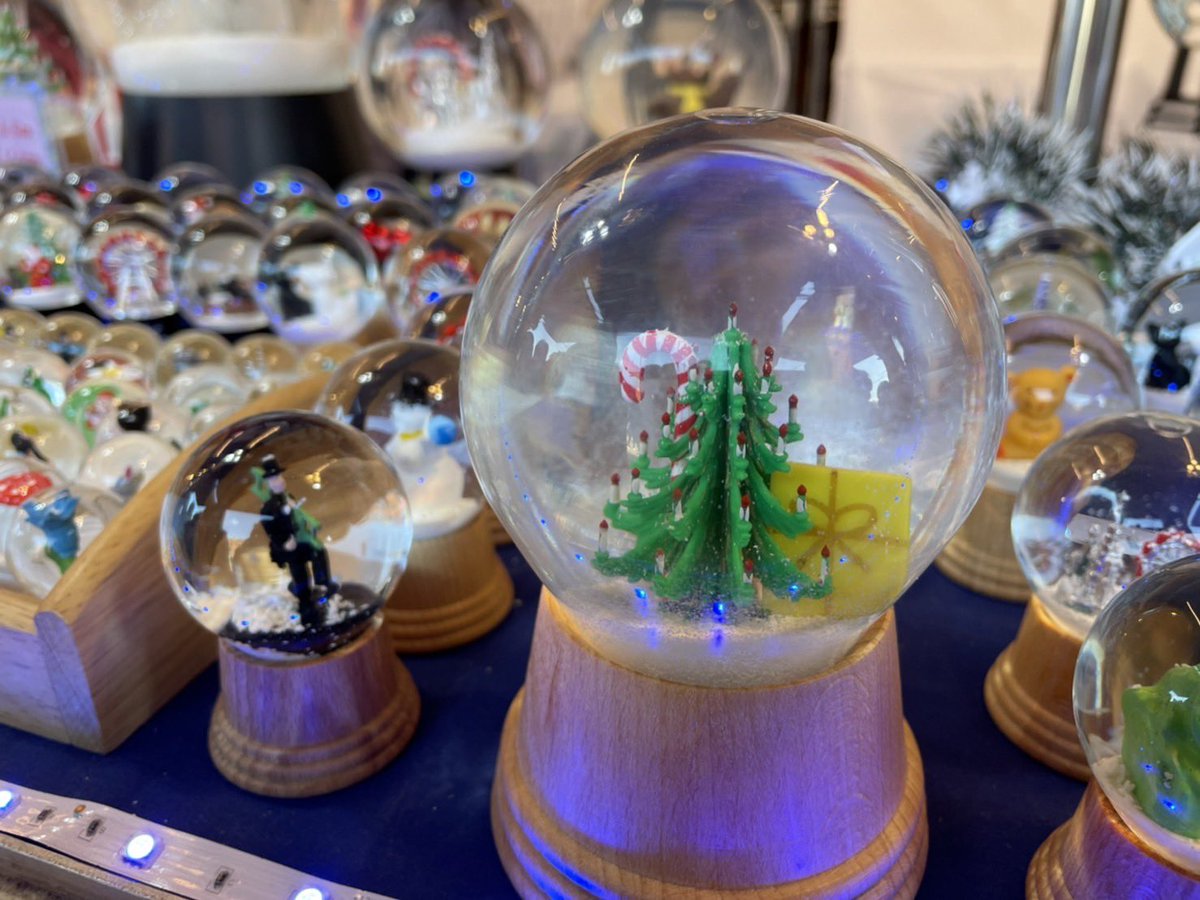 snowdomedream's tweet photo. こんばんは。スノードーム屋さん🥳です。この時期は店舗回りながら皆さんがスノードーム見てくれてるかなぁって暇さえあればチェックしてます。勝手にリプやいいねしてすいません🙇
#snowdome #スノーグローブ #snowglove #オーストリア #PERZY https://t.co/EfQyriCrTV