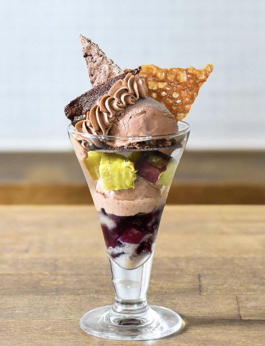 Minimal_tokyo's tweet photo. 洋梨のチョコレートフィナンシェや、濃厚な甘味の”金蜜芋”がゴロリと入った富ヶ谷本店の季節のパフェは、12月までのご提供です！

5カ国のカカオを使った多彩なチョコレートが、それぞれの素材を引き立てます。

温かいコーヒーやお茶もご用意して、富ヶ谷本店でお待ちしています♪ https://t.co/mS80jqq1de