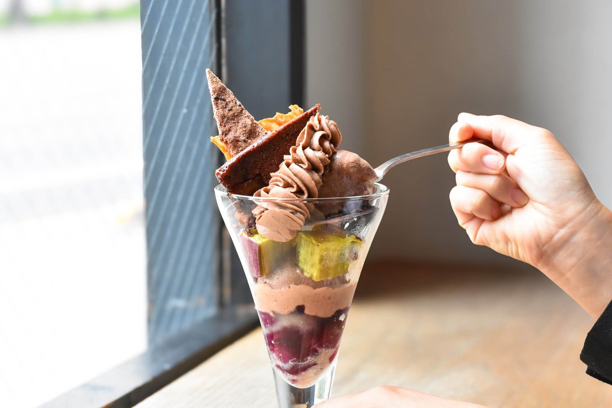 Minimal_tokyo's tweet photo. 洋梨のチョコレートフィナンシェや、濃厚な甘味の”金蜜芋”がゴロリと入った富ヶ谷本店の季節のパフェは、12月までのご提供です！

5カ国のカカオを使った多彩なチョコレートが、それぞれの素材を引き立てます。

温かいコーヒーやお茶もご用意して、富ヶ谷本店でお待ちしています♪ https://t.co/mS80jqq1de