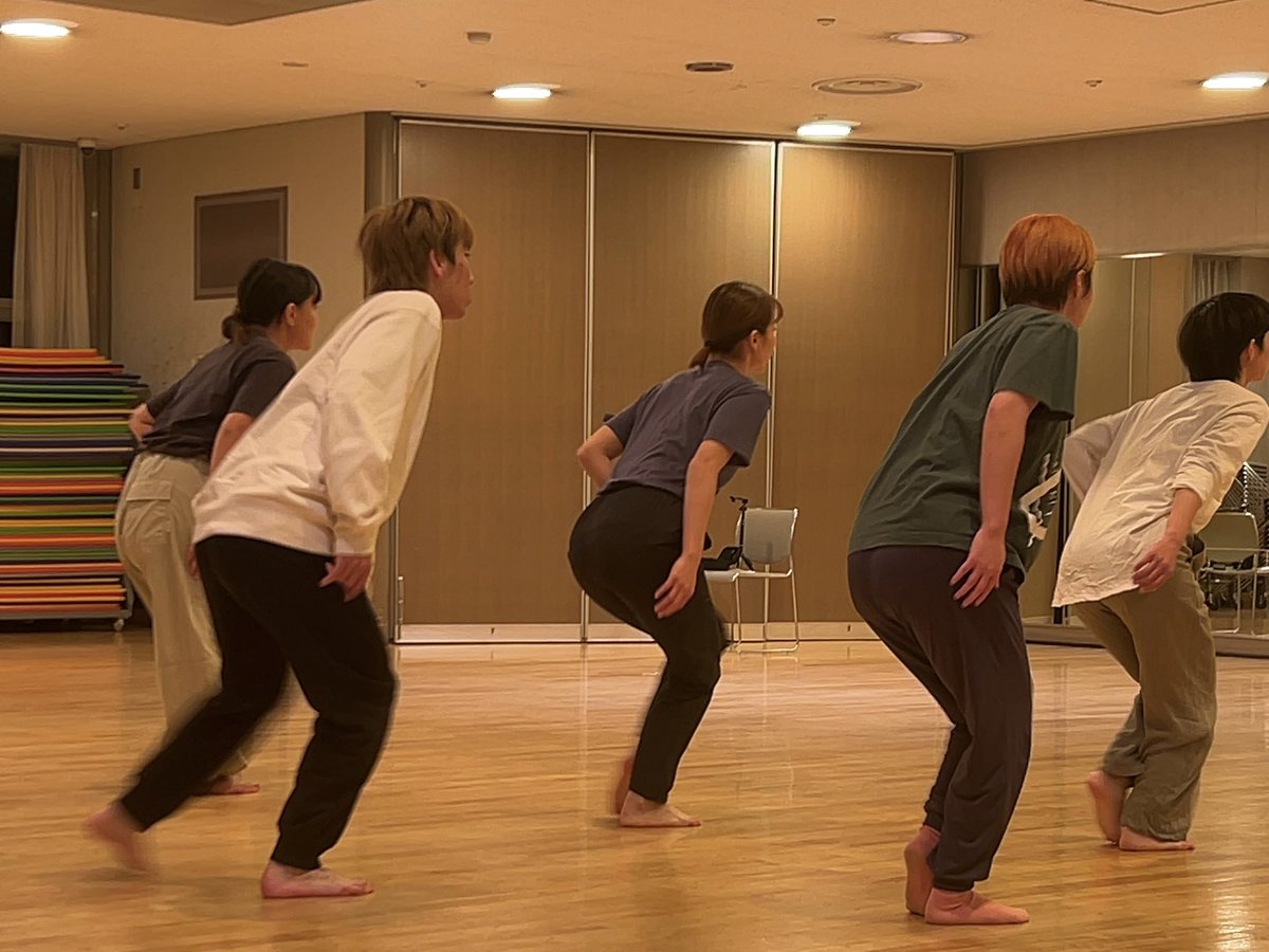 Kichi_Theatre's tweet photo. ＼#吉祥寺ダンスリライト 稽古中／
Bプログラム #Von・noズ +公募ダンサーチーム🚗

今日は初めて実寸のとれる稽古場での練習🎊
シアターで上演する雰囲気が何となく感じられたかも…?!
公募で集まったダンサーたちも、少しずつVon・noズの振付を掴み始めていて、これからに期待大です！ https://t.co/OngtXoExJ6