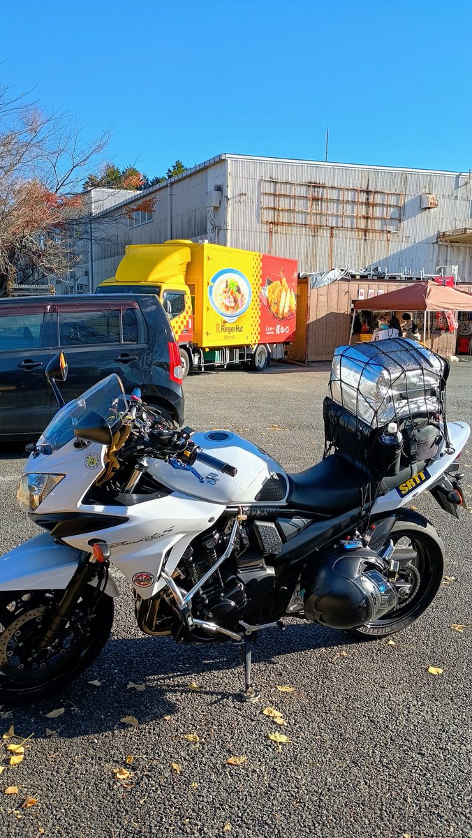 namakeguma2000's tweet photo. 昨日は2ヶ月ぶりの日曜日のお休み。シフト勤務なので、ほぼ平日しか休みがない。
日曜日にしかやっていないリンガーハット工場直売所にちゃんぽん麺とスープを買いに行く。
御殿場からの富士山は昨日も綺麗だった。 https://t.co/2wnCfI8Pu1