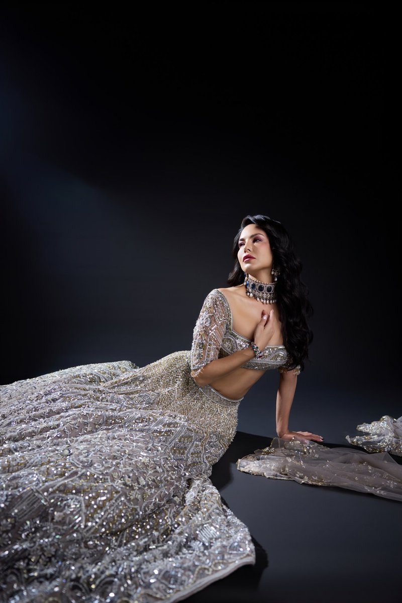 SunnyLeone's tweet photo. Serving Looks✨💫 https://t.co/zK6x59tANZ