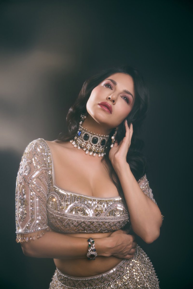 SunnyLeone's tweet photo. Serving Looks✨💫 https://t.co/zK6x59tANZ