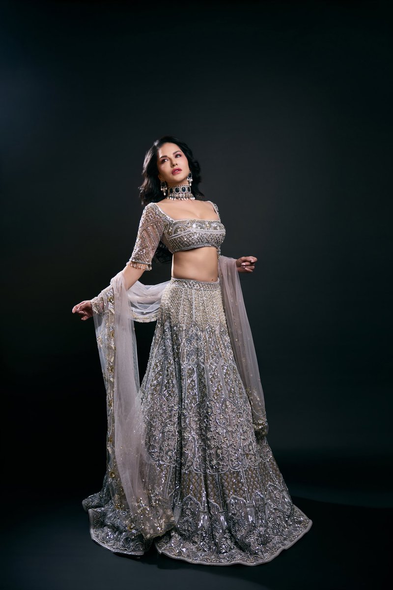 SunnyLeone's tweet photo. Serving Looks✨💫 https://t.co/zK6x59tANZ
