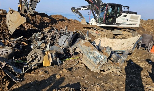 Artvin'de dün meydana gelen heyelanda, göçük altında kalan 4 gencin cesetlerine ulaşıldı.