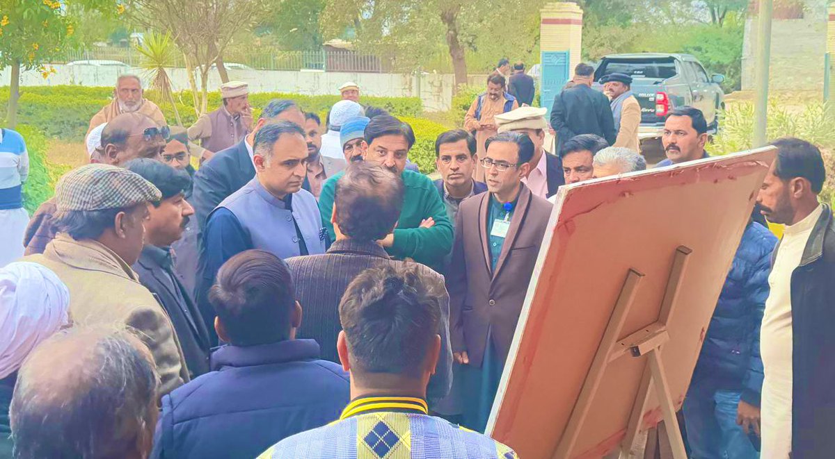 BilalAKayani's tweet photo. گزشتہ روز اپنے حلقے کی یونین کونسل ڈومیلی کا دورہ کیا اور دیہی مرکز صحت (RHC) کی اپ گریڈیشن کے کام کا جائزہ لیا جس کے نتیجے اہل علاقہ کو علاج کی جدید اور معیاری سہولیات مل جائیں گی۔ یہ وزیر اعلی پنجاب کے پورے صوبے میں صحت کے نظام کو جدید اور بہتر بنانے کے منصوبے کا حصہ ہے۔ RHC ڈومیلی کی اپ گریڈیشن کا کام ایک ماہ میں مکمل ہو جائے گا۔ ڈومیلی میں واقع تاریخی قدیمی حویلی میں اہل علاقہ اور ساتھیوں سے ملاقات میں ان کے مسائل سنے۔ اللہ کے فضل سے عوامی خدمت کی رفتار تیز سے تیز ہو رہی ہے۔ عوام کی خدمت ہی ہماری سیاست ہے۔