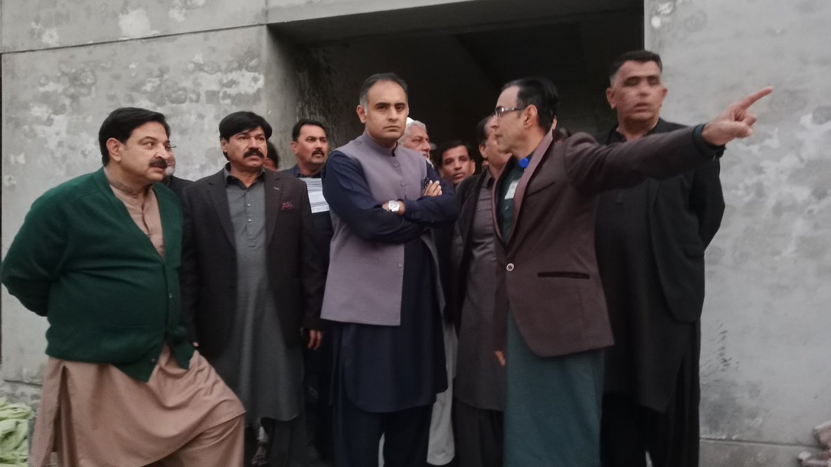 BilalAKayani's tweet photo. گزشتہ روز اپنے حلقے کی یونین کونسل ڈومیلی کا دورہ کیا اور دیہی مرکز صحت (RHC) کی اپ گریڈیشن کے کام کا جائزہ لیا جس کے نتیجے اہل علاقہ کو علاج کی جدید اور معیاری سہولیات مل جائیں گی۔ یہ وزیر اعلی پنجاب کے پورے صوبے میں صحت کے نظام کو جدید اور بہتر بنانے کے منصوبے کا حصہ ہے۔ RHC ڈومیلی کی اپ گریڈیشن کا کام ایک ماہ میں مکمل ہو جائے گا۔ ڈومیلی میں واقع تاریخی قدیمی حویلی میں اہل علاقہ اور ساتھیوں سے ملاقات میں ان کے مسائل سنے۔ اللہ کے فضل سے عوامی خدمت کی رفتار تیز سے تیز ہو رہی ہے۔ عوام کی خدمت ہی ہماری سیاست ہے۔