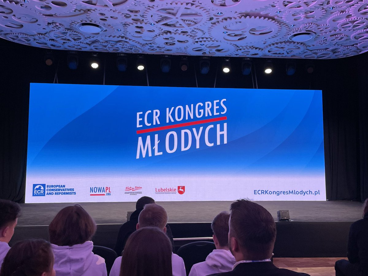 banburski's tweet photo. Dziękuję za zaproszenie do panelu "Młody, europejski konserwatyzm" na #ECRKongresMłodych 

Kongres Młodych @nowaPLorg w Lublinie🇵🇱. Setki młodych osób, pomysłów i doświadczeń. Wspaniały czas 😃 https://t.co/NrXmEY2sfD