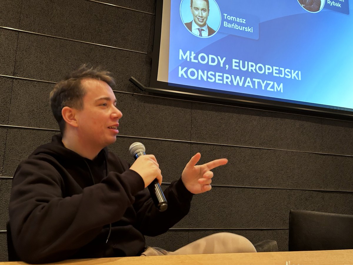 banburski's tweet photo. Dziękuję za zaproszenie do panelu "Młody, europejski konserwatyzm" na #ECRKongresMłodych 

Kongres Młodych @nowaPLorg w Lublinie🇵🇱. Setki młodych osób, pomysłów i doświadczeń. Wspaniały czas 😃 https://t.co/NrXmEY2sfD