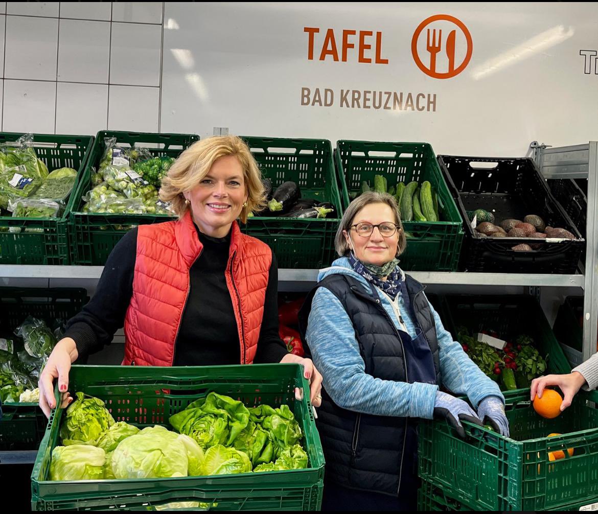 Frentzhart2's tweet photo. Einmal im Jahr erinnern sich die Politiker an ihre Standardauftritte, hier Julia #Klöckner https://t.co/yhObxFjlvk