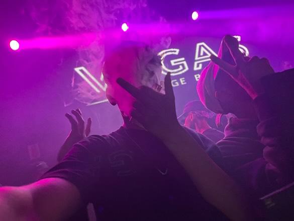 17_thalys's tweet photo. perdão amor tava em las vegas com o mg https://t.co/cv5lmh8URC