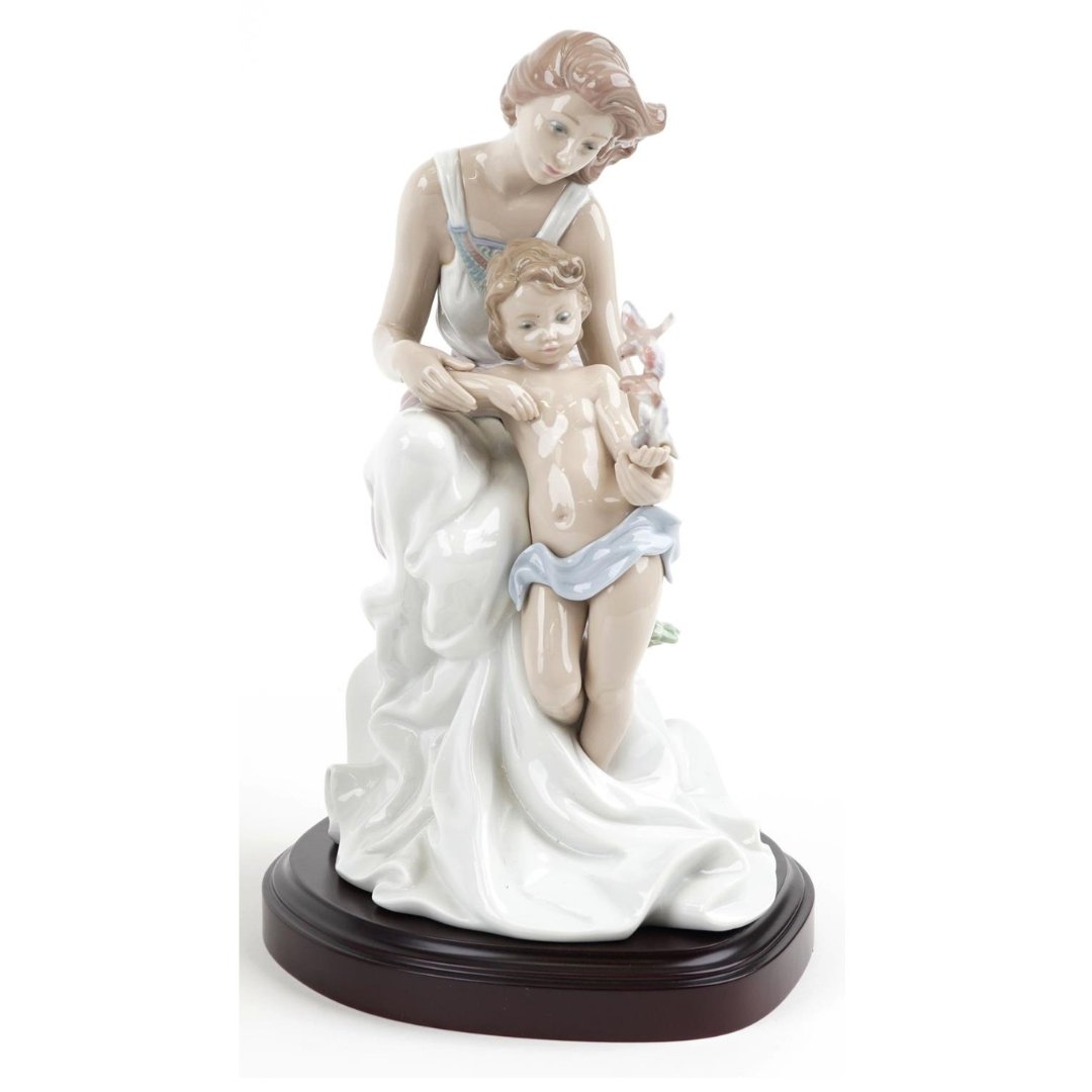 eastbourneauct's tweet image. Our Christmas Jewellery, Silver and Collectables starts on 11th December at 930am.

Lot No 716 is this large Lladro figure group of a mother and child - Where Love Begins.

Register to Bid here: tinyurl.com/hnyk7wzj  

#eastbourneauctions #lladro