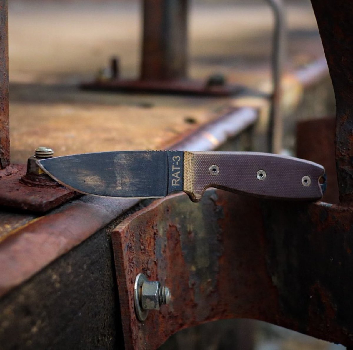 OntarioKnife's tweet photo. The #Fixedblade that can double as an #EDC! The #RAT3 is compact enough for an every day carry tool and tough enough for those jobs a folder just can’t handle! 👌🏽🔪🐀 #UpgradeYourEDC 
#ontarioknifecompany #ontarioknife #ontarioknives #ontarioknifeco #OKC1889  #hunting #camping https://t.co/wyy6I61Y1D