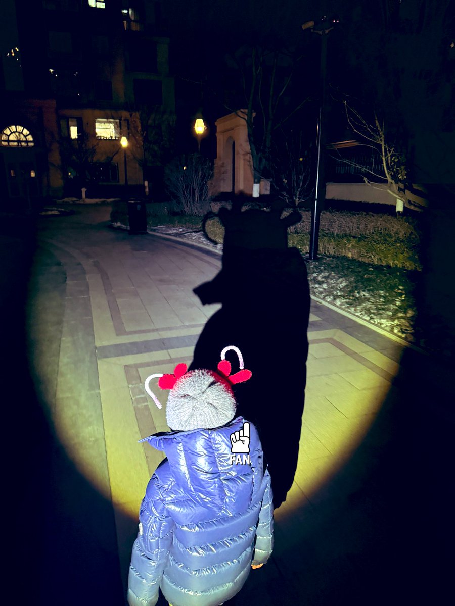 头上有犄角，身后有尾巴