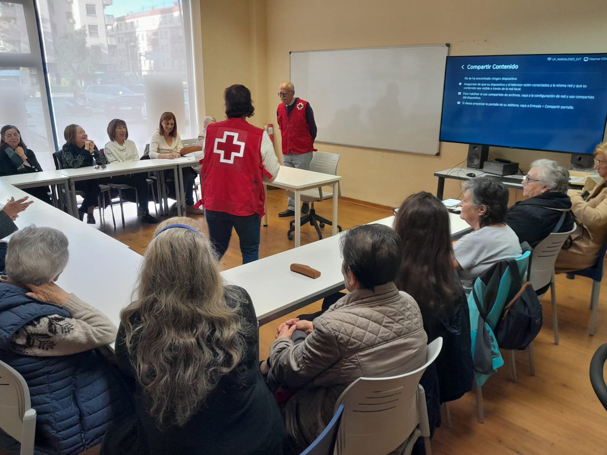 univ_po_pu_lar's tweet photo. 💡¿Cómo se prepara a la comunidad ante una emergencia? En #UPValencia nos preparamos 🚧 con formación 💼, de la mano de @CruzRojaVLC
⛑#PlanesdeEmergencia para aprender a actuar ante un golpe de calor ☀️, incendio 🧯 o inundación ⛈.
#UPMarxalenes en la imagen. https://t.co/bwWQZYSuLx
