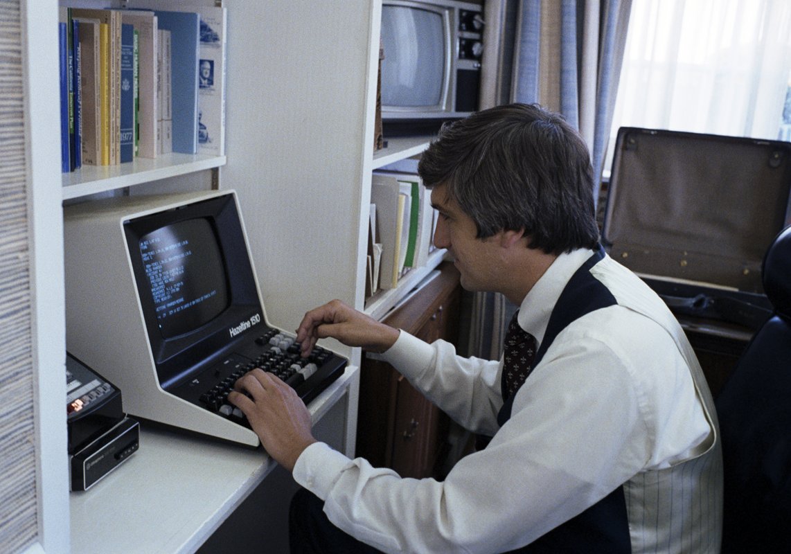 CarterLibrary's tweet photo. This week is #ComputerScienceEducationWeek! We get asked where our emails are. Well, this is what computers looked like at the Carter White House. It was just the very beginning of the computer revolution. NAID 6783222 #CarterLibrary #PresidentialLibrary #CelebratingProgress https://t.co/dYj7MZ4sQW