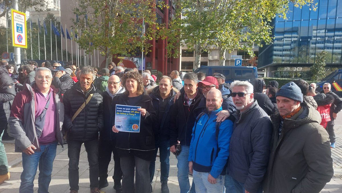 Confraria_P's tweet photo. 🙌Els pescadors de Palamós també són a la concentració convocada davant la seu de la Comissió Europea de Madrid!🎣

#confrariadepescadorsdepalamos #baixemporda #costabrava #pescalocal #aturadageneral #futurdelapesca @oppalamos https://t.co/fVpyKetUMu