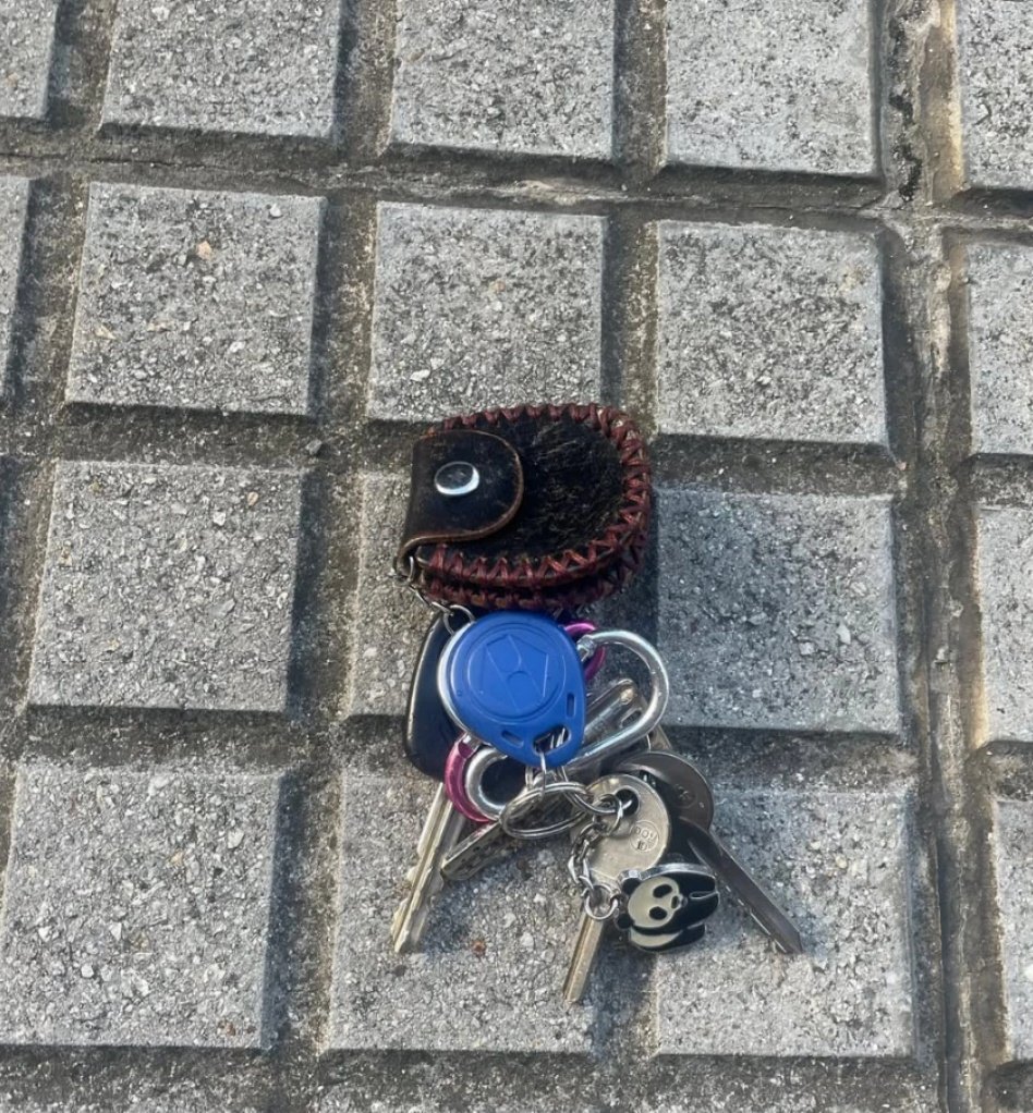 sector7_coruna's tweet photo. ⚠️ Llaves encontradas en zona Espacio Coruña. Se han depositado esta mañana en la Oficina de objetos perdidos de la @Policia_Coruna en la c/Tui.
👉🏽 Se agradece difusión, el sábado hubo partido, quizá no sean de un vecino del barrio.
#coruña https://t.co/MdECDUmqnq
