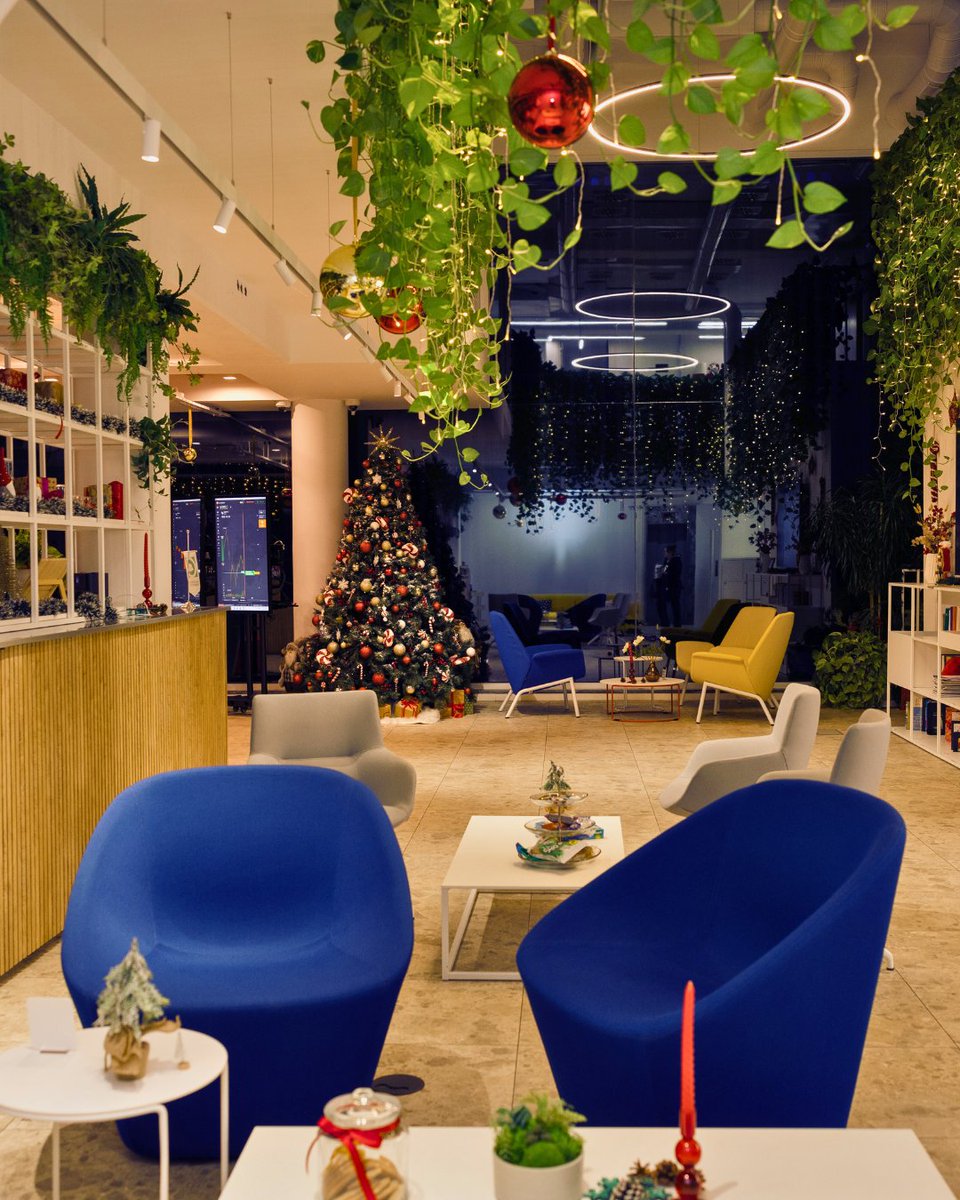 Quadcode_Career's tweet image. 🎅 The holiday spirit has officially arrived at #Quadcode! 🎄✨ With festive vibes and a touch of market action, we’re wrapping up the year in style! 💪
How’s your holiday prep going? Are you ready for the busy season? 😁 🎁
#christmas #office #quadcode_life