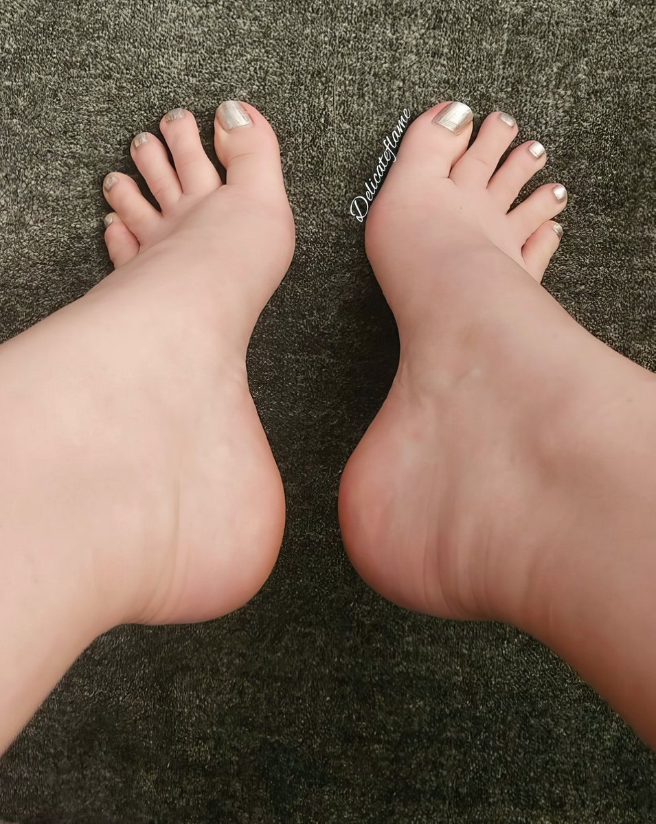 FeetForumArea's tweet photo. Pretty Golden Toes 👣
📸 Submitted by Delicateflame on the forum 𝕏: @iDelicateflame
🔥 Follow us for more Daily Feet content! 🔥
#feet #toes #goldentoes #nailpolish #longtoes https://t.co/4aPVguuIeu