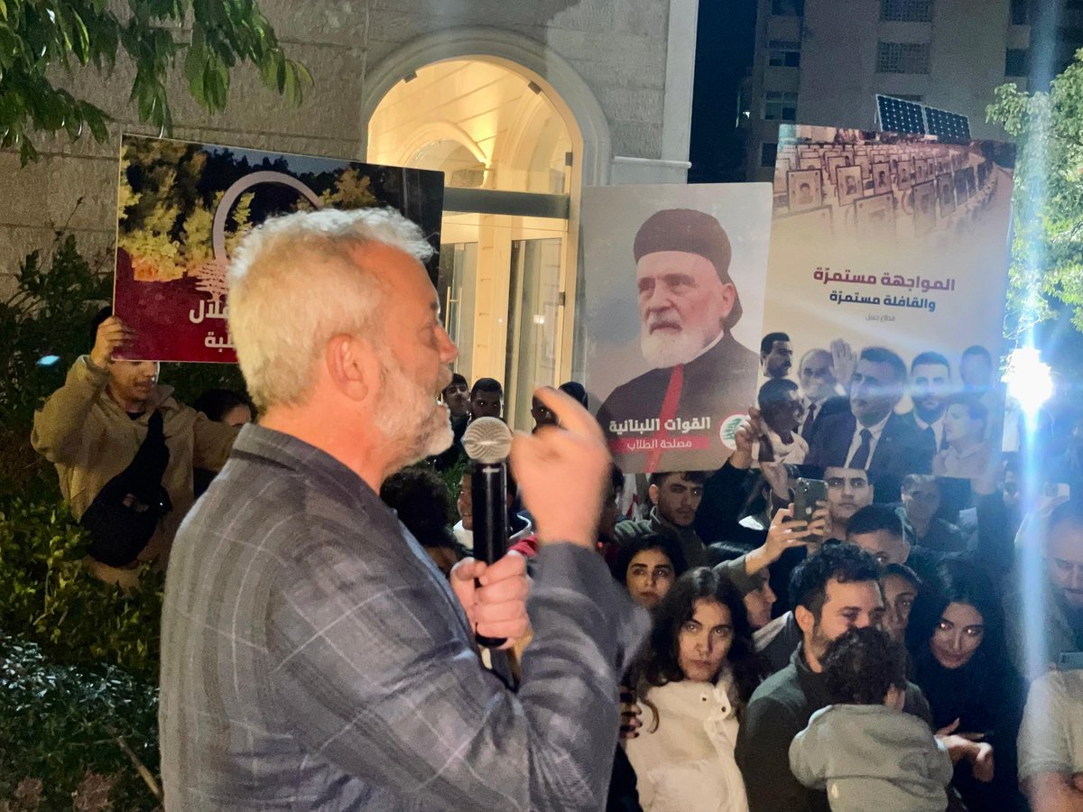 LFStudents1's tweet photo. نظمت مصلحة طلاب القوات اللبنانية وقفة احتفالية بمناسبة سقوط نظام الطاغية بشار الأسد.
بدأت المسيرة بموكب سيارات انطلق من مقر الأمانة العامة في ضبية وصولاً إلى كنيسة سيدة النجاة، التي تحمل رمزية كبيرة لدى اللبنانيين بشكل عام والقواتيين بشكل خاص، وتشهد على إجرام هذا النظام في لبنان. https://t.co/wpSgt0XWI7