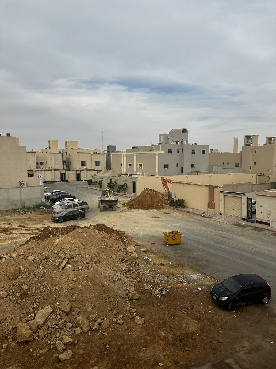 am_mohi's tweet photo. @Balady_CS  هل مصرح  لهم رمي الردميات في اي مكان بالحاره ؟ وتتقفل المخارج وتسكر المواقف ؟ 
احتاج رد واجراء لحل المشكله المستفزة هذي https://t.co/mKj8b2ISjH