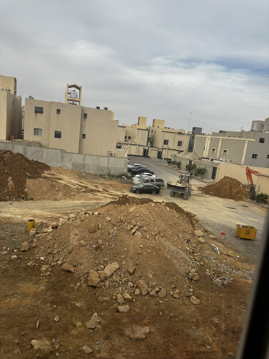 am_mohi's tweet photo. @Balady_CS  هل مصرح  لهم رمي الردميات في اي مكان بالحاره ؟ وتتقفل المخارج وتسكر المواقف ؟ 
احتاج رد واجراء لحل المشكله المستفزة هذي https://t.co/mKj8b2ISjH