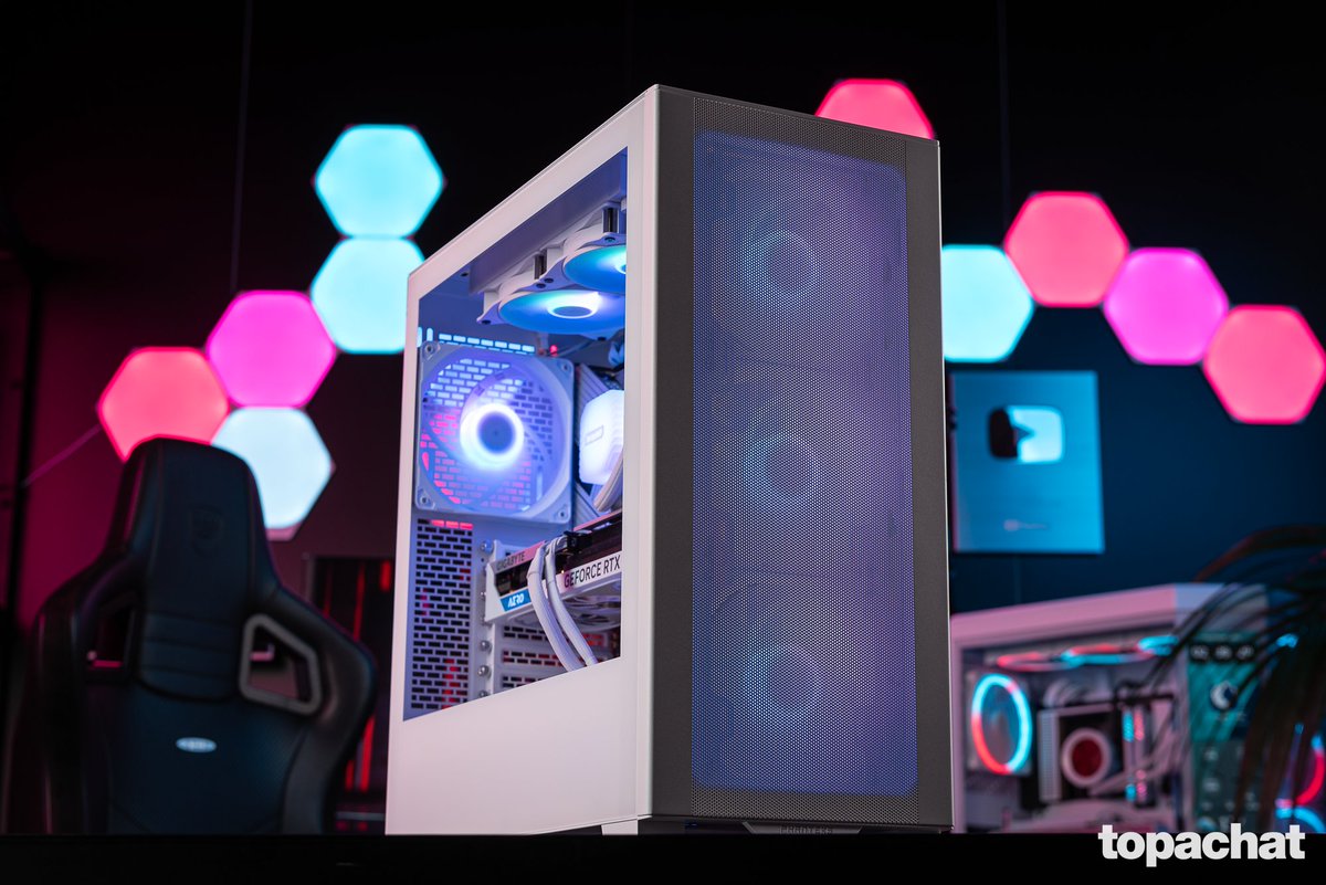 TopAchat's tweet photo. 🎄 #PetitPapaTopAchat
#Setup7 : Focus sur le PC Gamer ECLIPSE équipé de @WindowsFrance 11 !

https://t.co/CEolR9y1cb

Participe ici !
https://t.co/KK18J1FR83 https://t.co/zeMUc4Wqar