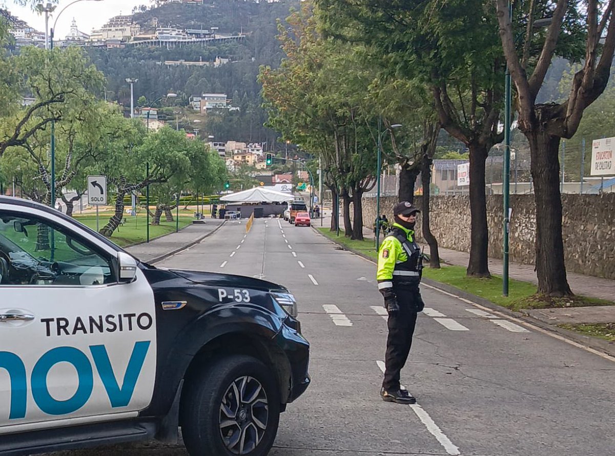 👉🏻Informamos que la Av. Solano se encuentra cerrada en el tramo desde Virgen de Bronce en sentido Norte-Sur, debido a la instalación de luminarias para el evento de inauguración y encendido del alumbrado en toda la avenida.👮🏻‍♂️

🚘Tomar rutas alternas para evitar congestionamiento