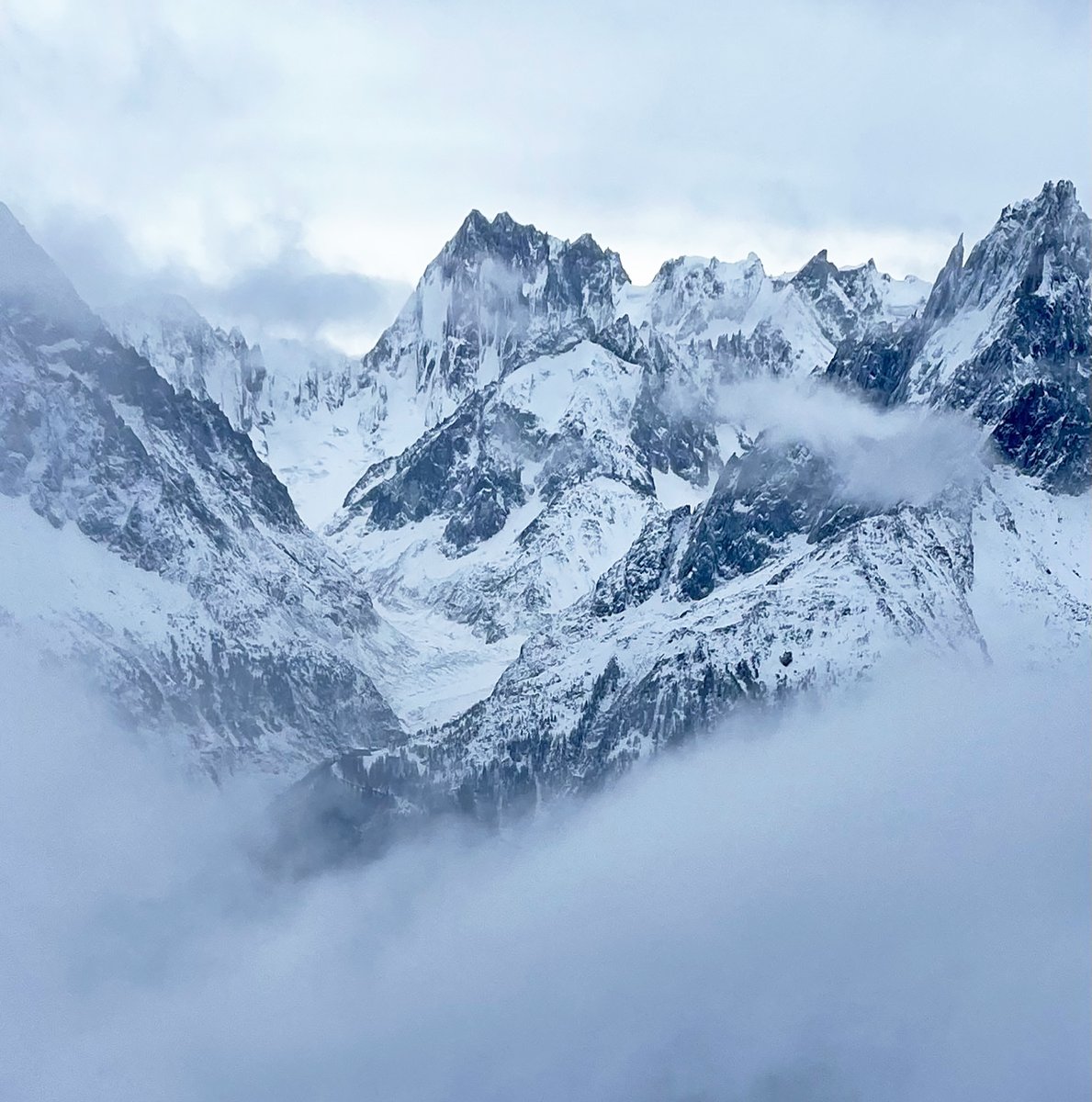 Grandes Jorasses seen from Flégère this morning! 🤩🌫️❄️

Pic <a href="/guidemark/">Mark Seaton</a>