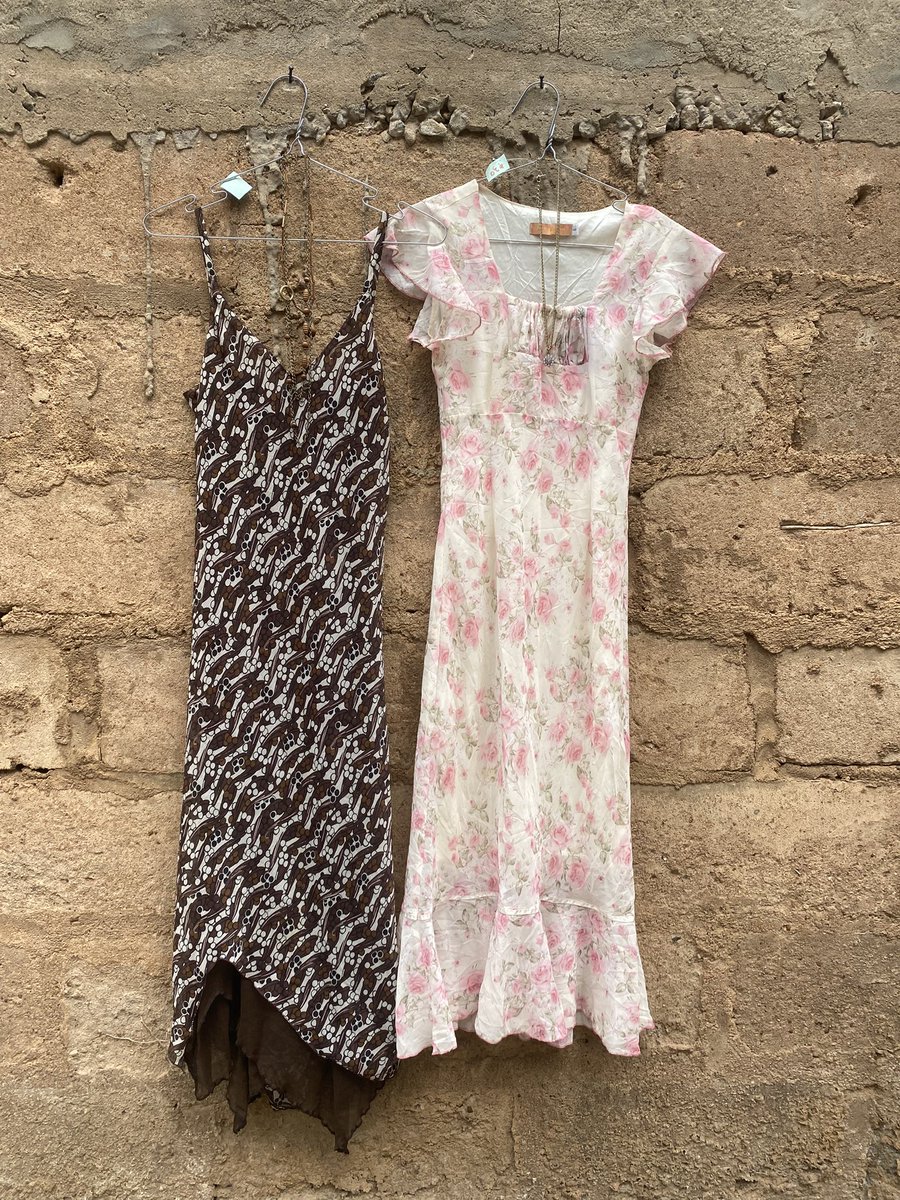 fooseplug's tweet photo. ometimes I like to imagine myself with a small land in aburi, wearing some vintage dress, feeding chickens and biking. Shop some very pretty dresses with us this Saturday (ยข35-60)
#thriftyfinds #thriftygirl #sustainability #savetheplanetearth https://t.co/gYrs4ZnASa