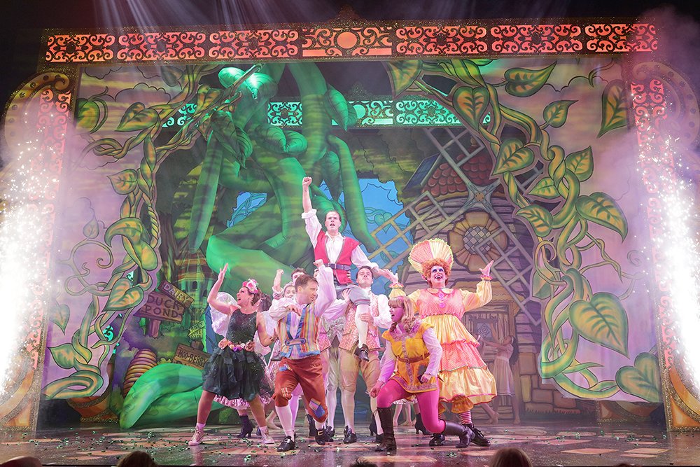 Hear the review of the @towngatetheatre pantomine Jack and the Beanstalk on #daytime with <a href="/avery_aston/">Aston Avery</a> next! Tune in on FM or online gateway978.com/live

Photo Credit: Carmel Jane Photography.