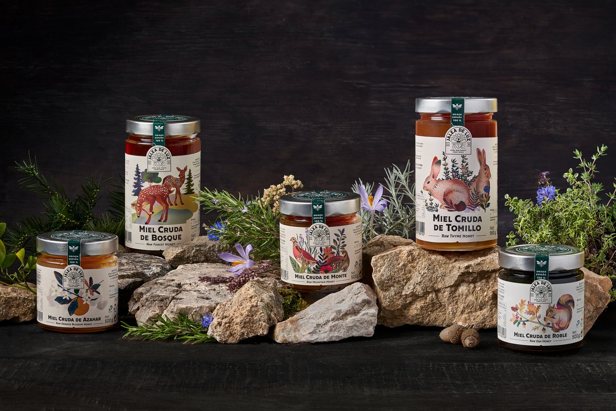 GastroMadrid_'s tweet photo. 🍯 Es el momento de hablar de una marca que transforma la apicultura en un arte: 
@JALEADELUZSL, la miel cruda 100% española con un compromiso inquebrantable.

🐝 Desde 2007, esta marca ha combinado pasión, sostenibilidad y un profundo respeto por la naturaleza para crear mieles que capturan la esencia de los paisajes más icónicos de España.

🍯 Fundada por los ingenieros t. agrícolas José Ignacio Gimeno y Fernando Escanilla, junto con el técnico de producción Miguel Pietrzykowski, cuentan con más de 25 variedades mieles. Cada una refleja la riqueza de nuestro entorno: desde la miel de romero de Los Monegros hasta la de castaño de los bosques del norte, pasando por la delicada miel de lavanda o la intensa miel de brezo.

💛 También ofrecen derivados como própolis y polen, y una línea de cosmética natural bio basada en los beneficios del propóleo.

🌸 Además, su compromiso social es admirable, colaborando con fundaciones para crear un impacto positivo en las comunidades locales y en el medio ambiente.

🍯🌿 ¿Te animas a descubrir la magia de Jalea de Luz? Te contamos todo en nuestro último artículo.

#miel #jaleadeluz #productosespañoles

https://t.co/k9WmWWkeKR