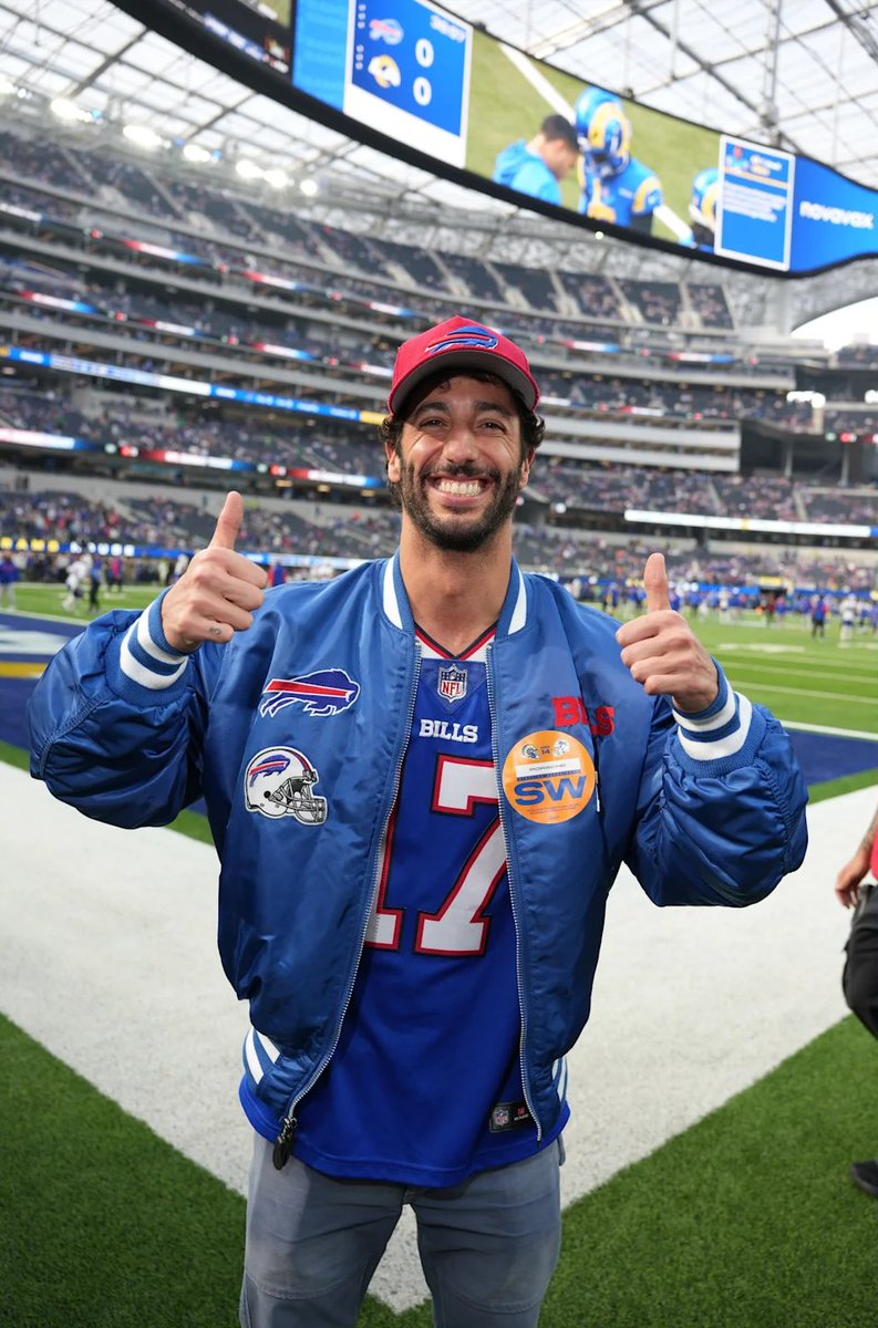 📸Former Formula 1 driver and HUGE Bills fan Daniel Ricciardo at SoFi stadium yesterday to watch the game

#BillsMafia