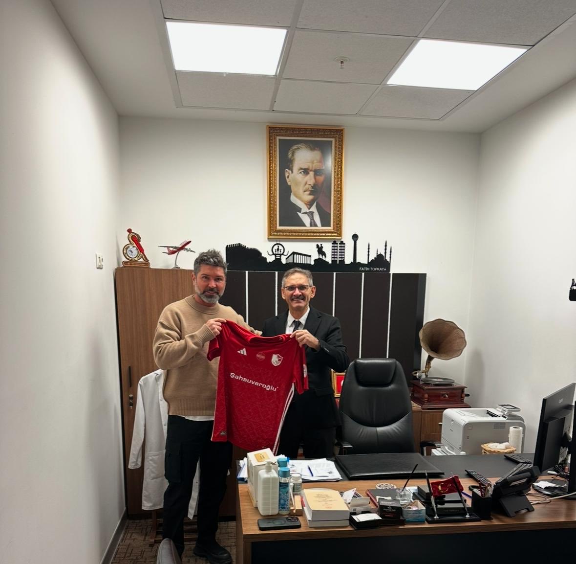 Erzurumspor teknik direktörümüz Hakan KUTLU hocamız ziyaretimize geldi sefa geldi hoş geldi çok mutlu olduk