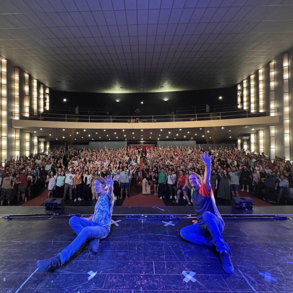 Gracias Buenos Aires! Nos hicieron sentir como en casa ⛱️
Cerramos la gira de DOS PIRATAS Y UN TESORO 😂🏴‍☠️ un show en el que se disfruto con amigos y familia como lo prometimos.
Un placer visitar CABA y compartir con todos ustedes. 🙌
Dentro de poco volvemos con novedadessss 😉