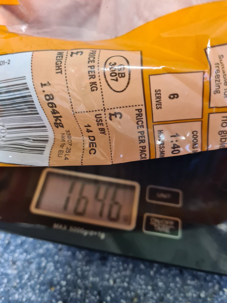 MicheleELeach's tweet photo. @Tesco not sure who weighs your chickens but nearly 200g difference is not good enough. Weighed on two sets of scales to be sure. https://t.co/04hRdnJ1qf