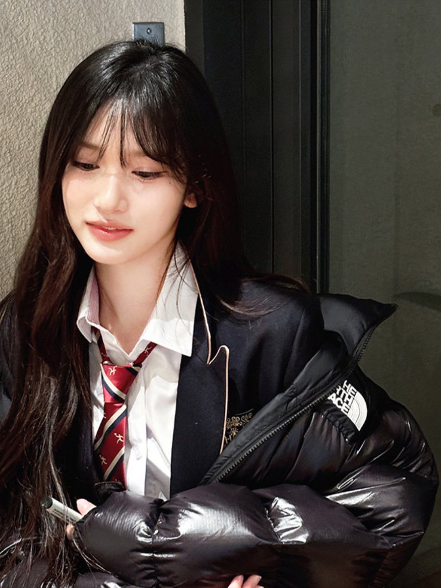 LEESEO WITH HER HANLIM UNIFORM LOOKS SO PRETTY HELLO ?!