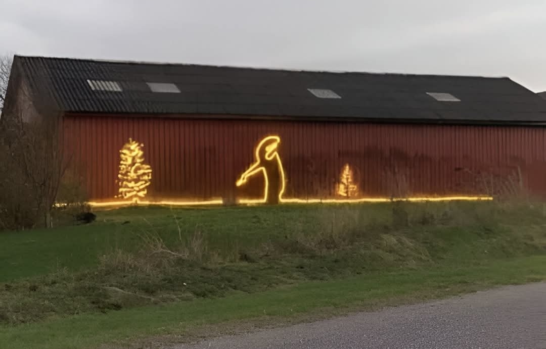 Dette må jo være den kuleste julebelysningen ever😂

(Stjal bilder fra en fb gruppe🤭låven står visstnok i Mo i Rana)