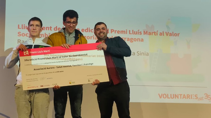 <a href="/PenedesCancer/">Penedès Contra el Càncer</a> <a href="/AFANOC/">Associació d'infants i joves amb càncer (AFANOC)</a> <a href="/PLANETAIMPRO/">Planeta Impro 🪐 Impro Show ®</a> 🏅 I seguim amb guardons! 
Associació Aurora guanya la categoria local a la demarcació de #Tarragona de la 10a edició del #PremiLluísMartí al Valor Socioambiental. Enhorabona!

🫴  Lliura el xec Raquel Córdoba, de l'Associació Ambiental La Sínia 
#DIV #VoluntariatpelBéComú