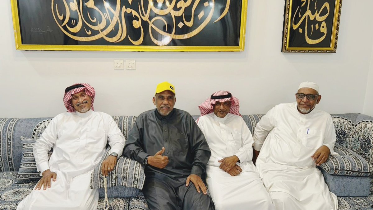 #صورة بعد 36 سنة اجتمعت مساء اليوم الإثنين الموافق ٨ / ٦ / ١٤٤٦هـ مع زملائي الأعزاء بمدرسة خضراء #صامطة الإبتدائية أ / هادي عمير و أ / يحيى مروعي و أ / أحمد حملي وعدنا شريط الذكريات التي لا تنسى من ذاكرتنا . #ذكريات