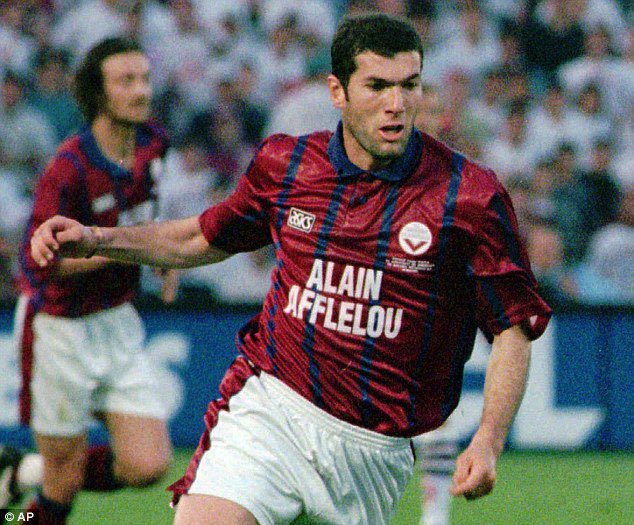 mmssssqs's tweet photo. zizou à bordeaux https://t.co/1nlSZ0ZJMP
