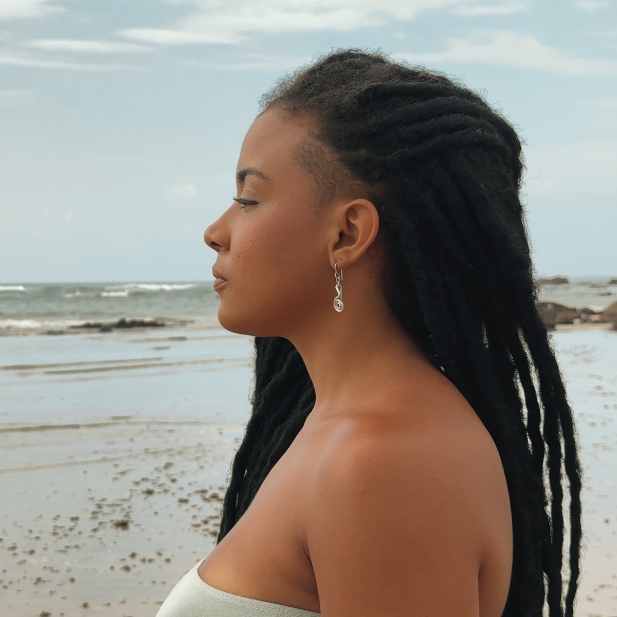 weareotv's tweet photo. Now Streaming on the #OTVAPP!
"Se nos faltarem palavras, o mar conta a nossa história" takes place on a beach in Salvador where 2 black women share their experiences

This film was produced during #BraveFuturesSSSA in Salvador Brazil and received The MOST TRANSCENDENT FILM Award! https://t.co/i095hLmERY