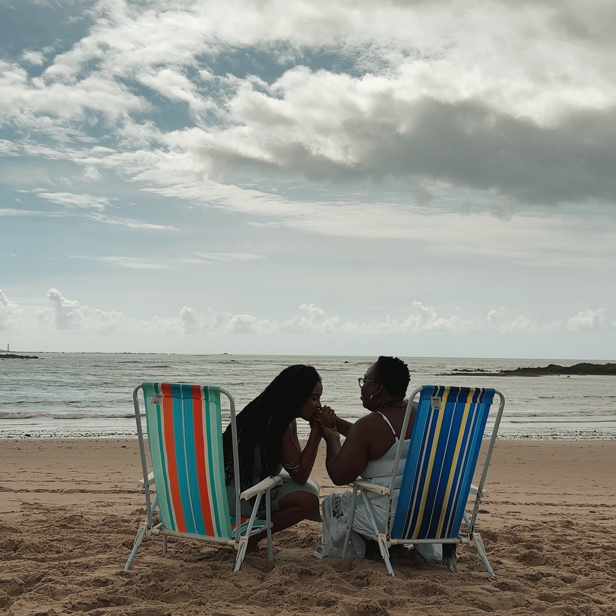 weareotv's tweet photo. Now Streaming on the #OTVAPP!
"Se nos faltarem palavras, o mar conta a nossa história" takes place on a beach in Salvador where 2 black women share their experiences

This film was produced during #BraveFuturesSSSA in Salvador Brazil and received The MOST TRANSCENDENT FILM Award! https://t.co/i095hLmERY